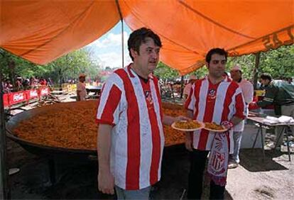 Los cocineros encargados de realizar la paella con la que muchos aficionados celebraron el centenario del Atlético de Madrid repartieron cerca de 5.000 raciones entre los asistentes a la Pradera de San Isidro.