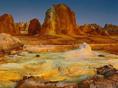 Formaciones hidrotermales en lo más alto del Dallo, una mezcla de agua caliente, magma y minerales. El aire huele a azufre y al amanecer la temperatura sobrepasa
ya los 30 grados.