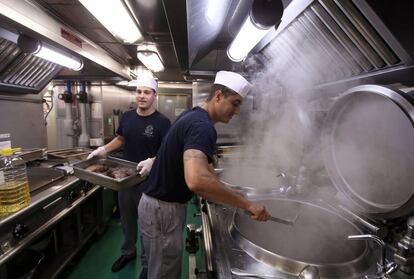 Dos marineros en la cocina de la fragata.