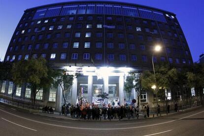 Concentración de trabajadores en la entrada del Hospital La Princesa de Madrid, a primeras horas de la mañana de hoy, jornada de huelga general.