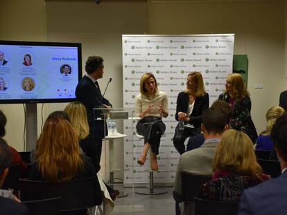 De izquierda a derecha: Teresa Mínguez (ACC), Natalia Martos (Legal Army), Cristina Retana (Wolters Kluwer) y José María Ortiz (Universidad Francisco de Vitoria); durante la presentación del informe.