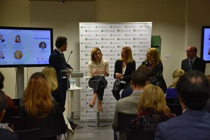 De izquierda a derecha: Teresa Mínguez (ACC), Natalia Martos (Legal Army), Cristina Retana (Wolters Kluwer) y José María Ortiz (Universidad Francisco de Vitoria); durante la presentación del informe.