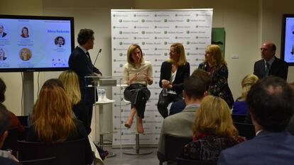 De izquierda a derecha: Teresa Mínguez (ACC), Natalia Martos (Legal Army), Cristina Retana (Wolters Kluwer) y José María Ortiz (Universidad Francisco de Vitoria); durante la presentación del informe.