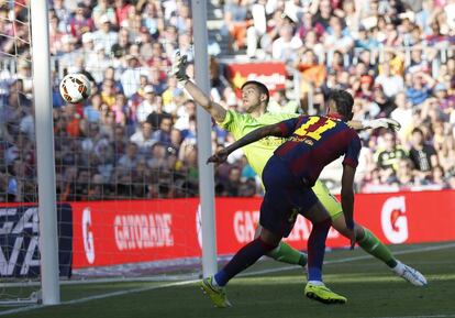 Neymar cabecea el balón a la red en el priomer gol del Barça
