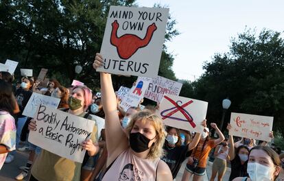 Un grupo de mujeres protesta contra la nueva ley sobre el aborto en Texas, este miércoles en la ciudad de Austin (EE UU).