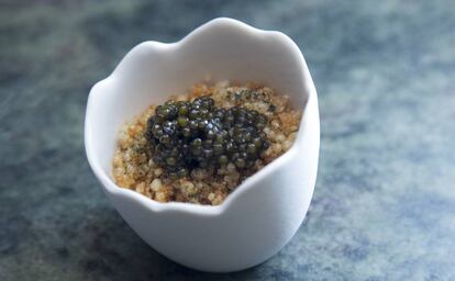 Yema atemperada con bolitas fritas de su clara y caviar, plato del restaurante A'Barra.