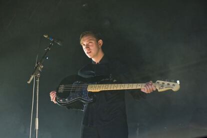 Oliver Sim, de The XX, en un momento de su actuaci&oacute;n en el Poble Espanyol.