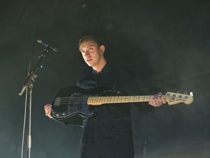 Oliver Sim, de The XX, en un momento de su actuaci&oacute;n en el Poble Espanyol.