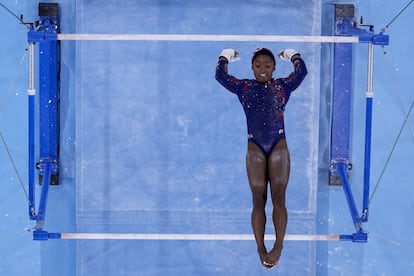 Simone Biles, durante su ejercicio de barras asimétricas, este domingo. El equipo estadounidense femenino de gimnasia artística, ganador de los últimos dos títulos olímpicos, terminó por detrás de Rusia la ronda clasificatoria de los Juegos de Tokio.