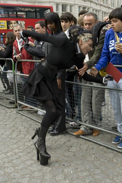 Está acostumbraba a caminar con tacones vertiginosos. Eso no quita que de vez en cuando tenga algún tropezón. En la imagen, entrando en el funeral de Alexander McQueen.