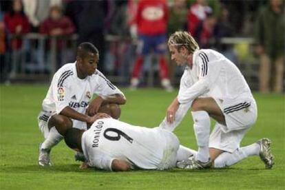 Robinho y Beckham se interesan por Ronaldo tras la lesión de éste en el Atlético-Real Madrid.
