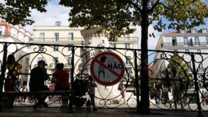 Señal de no orinar en la plaza Camões.