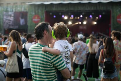 A medida que los festivaleros se han ido haciendo mayores, el Sónar ha crecido con ellos. Hace unos años, en 2013, el programa diurno cambió de emplazamiento. En esta edición, los asistentes durante el día han aumentado en 3.000 personas (hasta los 64.000) y han superado al público nocturno. En la imagen, un niño disfruta junto a su padre en el festival.