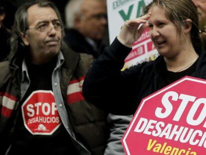 Miembros de la Plataforma de Afectados por la Hipoteca (PAH), durante una concentraci&oacute;n en Valencia.