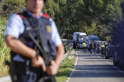 <strong>Abouyaaqoub is killed. </strong> The regional police take down Younes Abouyaaqoub, in Subirats (50 kilometros from Barcelona). Members of the public had helped locate the terrorist, and the Mossos d’Esquadra locate him in vineyards close to the area. He was wearing a fake explosives belt. He shouted “Allahu akbar!” before being shot dead.