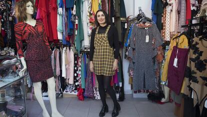 Celia Fuentes, en su tienda de moda en Algeciras.