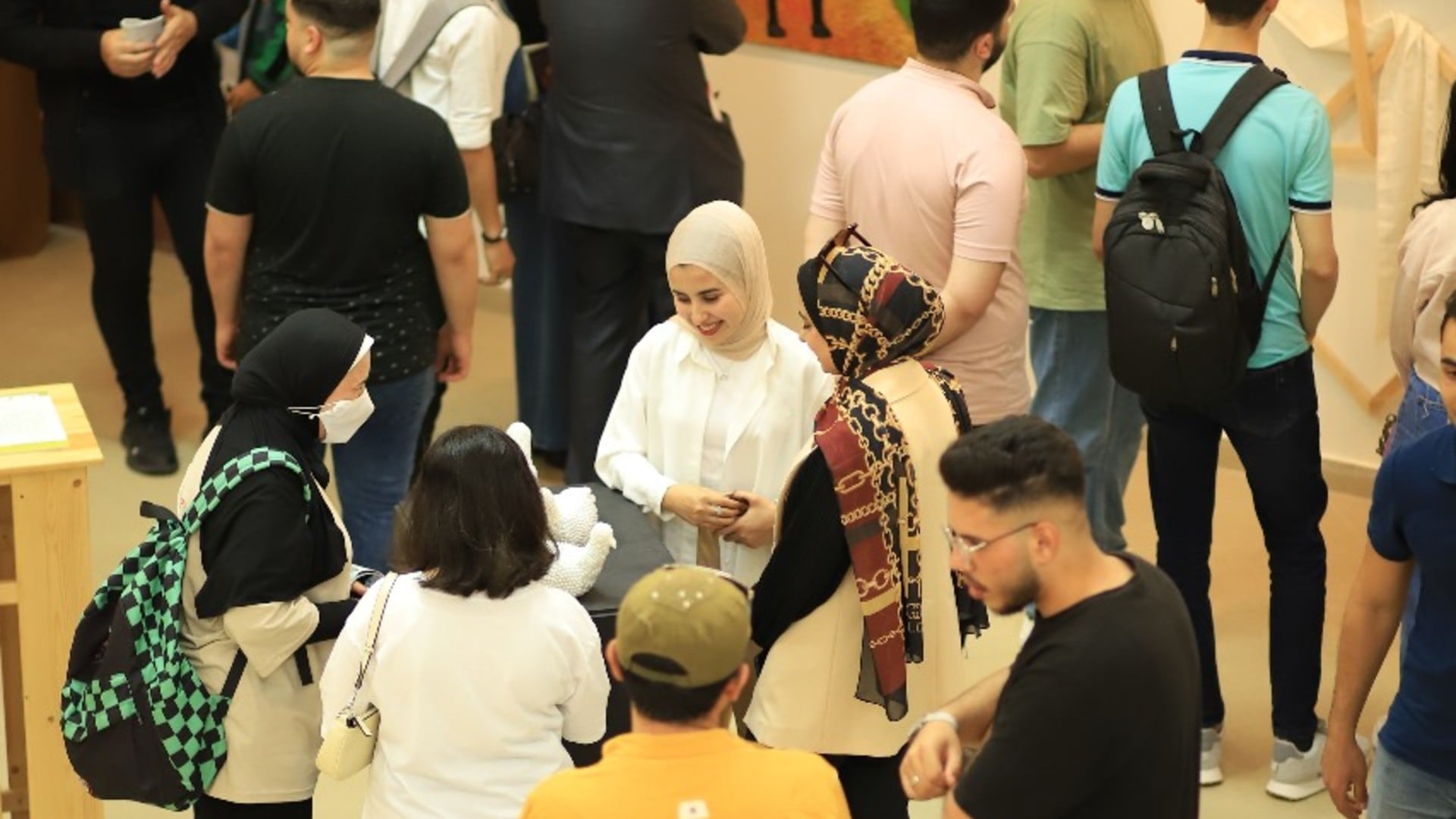 Ranin Alzeriei, en la exposición 'Mensajes visuales de los soñadores', en Ciudad de Gaza, en 2023.