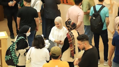 Ranin Alzeriei, 2023 yılında Gazze Şehri'nde düzenlenen 'Rüyaperestlerin Görsel Mesajları' sergisinde.