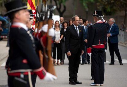 Un Mosso d'Esquadra saluda al presidente de la Generalitat Quim Torra.