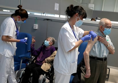 The 80-and-over age group are vaccinated in Isabel Zendal hospital in Madrid.