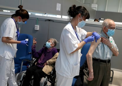 Vacunación de personas mutualistas mayores de 80 años en el Hospital Enfermera Isabel Zendal en Madrid la semana pasada
