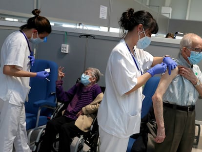 The 80-and-over age group are vaccinated in Isabel Zendal hospital in Madrid.