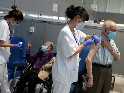 Vacunación a mayores de 80 años en el Hospital Isabel Zendal, el pasado 17 de marzo en Madrid.