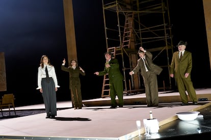 Elisa Plüss (El Gruñón), durante su arenga final. Detrás, Marie-Luise Stockinger (Alice Schalek), Michael Maertens (Sigmund Sigmund Schwarz-Gelber), Dörte Lyssewski (Elfriede Ritter-Schwarz-Gelber) y Branko Samarovski (El Patriota).
