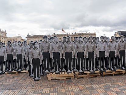 Imágenes de miembros de la Unión Patriótica (UP) asesinados y desaparecidos, en la Plaza de Bolívar en Bogotá, el 29 de octubre de 2018.