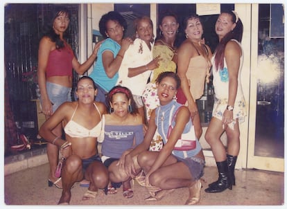 Esta foto de Nomi Ramírez, com várias amigas em Santa Clara em 2005, também faz parte do arquivo reunido por Librada González. 