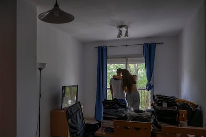 Adonai y Leyla (nombres ficticios), en su habtiación en el hogar Manolita Chen en Sevilla.