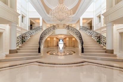 La escalera curvada del vestíbulo de entrada.