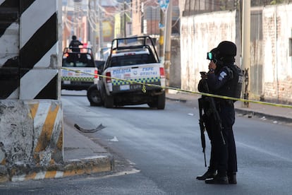 Miembros de las Fuerzas de Seguridad Pública del Estado aseguran la zona de un enfrentamiento en el Estado de Guanajuato, en una fotografía de archivo.