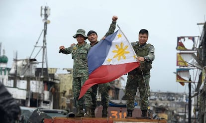 Soldados filipinos celebran la &quot;liberaci&oacute;n&quot; de Marawi tras el anuncio de Duterte este martes.  