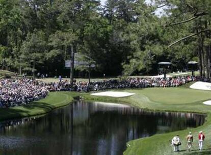 Tiger Woods y Paul Casey se dirigen hacia el hoyo 16 el viernes pasado en Augusta.