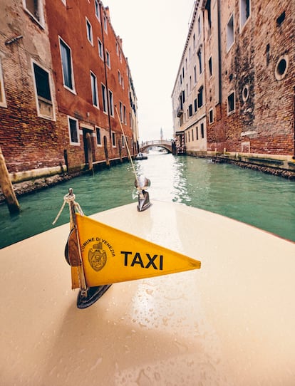 Uno de los taxis venecianos avanza por el Gran Canal.
