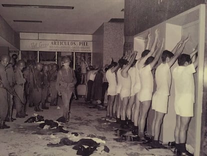 Participantes del mitin del 2 de octubre de 1968, detenidos por militares y puestos en línea en el corredor entre la Iglesia de Santiago Tlatelolco y la antigua sede de la Secretaría de Relaciones Exteriores.