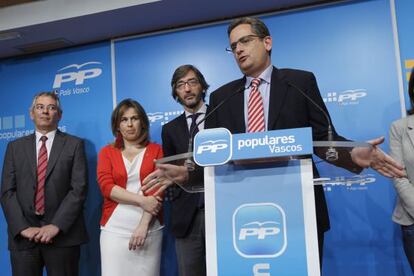 Basagoiti, en un momento de su comparecencia en Bilbao, con varios dirigentes del PP.