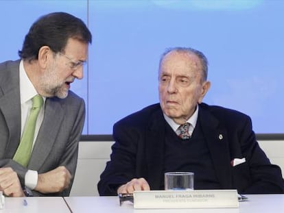 Manuel Fraga conversa con el presidente del PP, Mariano Rajoy.