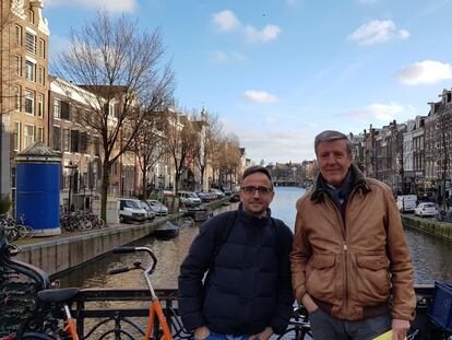 Los periodistas de EL PAÍS Joaquín Gil (izquierda) y José María Irujo (derecha), durante una investigación en Amsterdam en 2020.