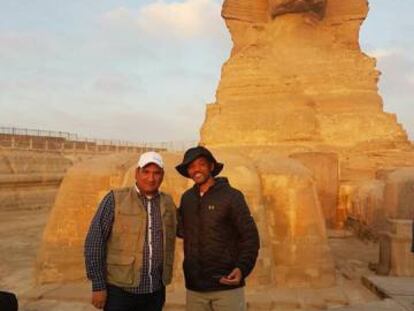 Will Smith posa con Zahi Hawas durante su visita a Egipto, en una imagen publicada en la cuenta de Facebook del arqueólogo.