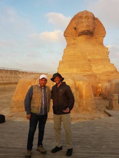 Will Smith posa con Zahi Hawas durante su visita a Egipto, en una imagen publicada en la cuenta de Facebook del arqueólogo.