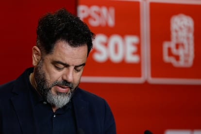 El vicesecretario general del PSN-PSOE y portavoz socialista en el Parlamento de Navarra, Ramón Alzórriz, durante una rueda de prensa este miércoles en Pamplona.