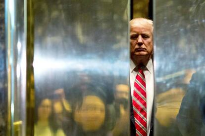 Trump aborda en el ascensor en la torre que lleva su nombre.