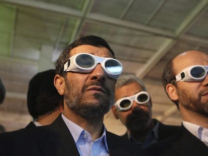 Mahmud Ahmadineyad durante una visita a una exposici&oacute;n de tecnolog&iacute;a en Teher&aacute;n.
 