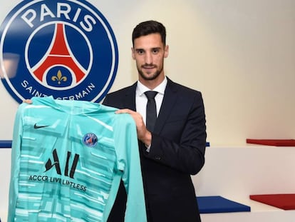 Rico posa con la camiseta del PSG.