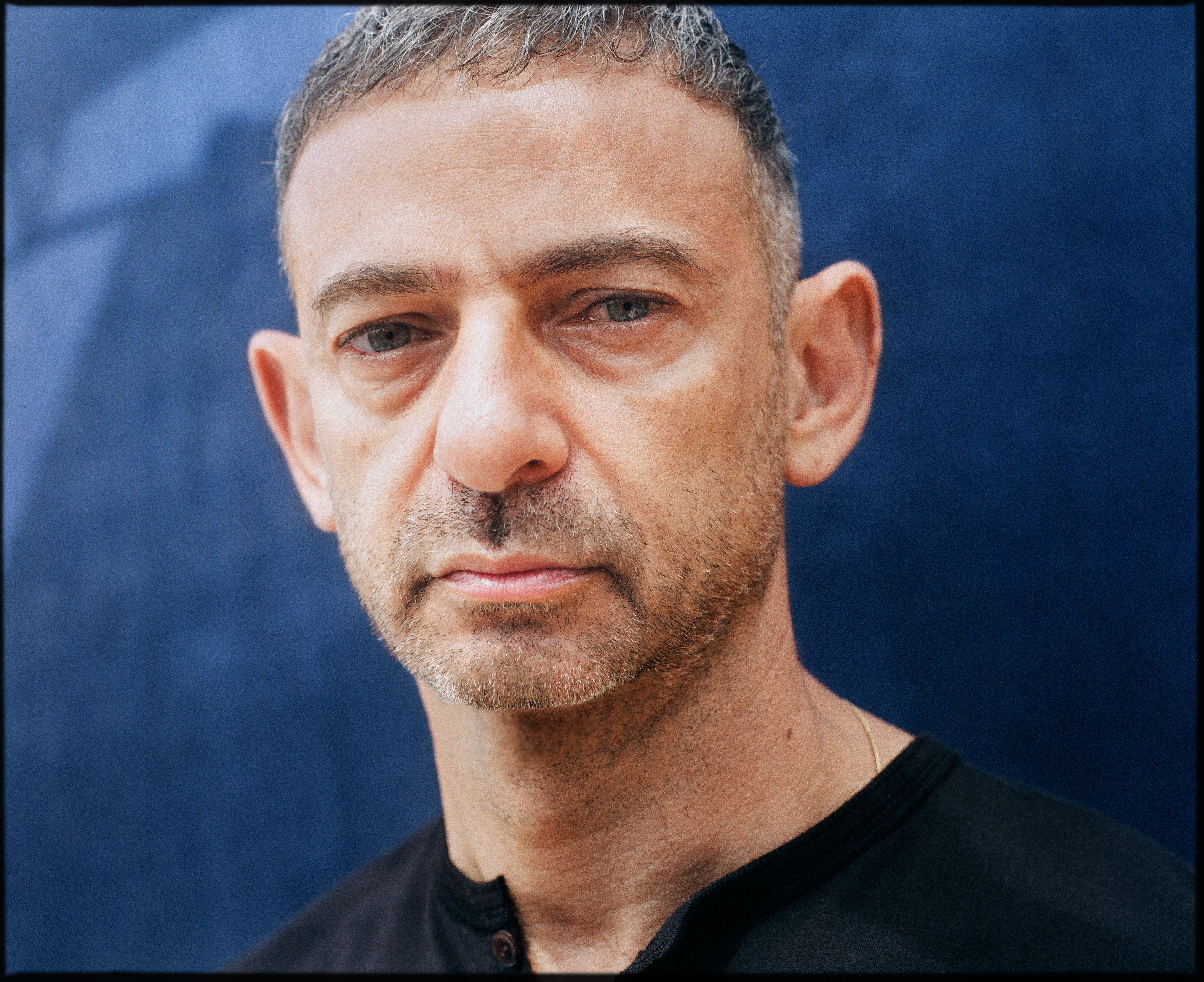 Ali Cherri, el artista que llevó la guerra a los tribunales: “Todos nos vamos convirtiendo en soldaditos dispuestos a morir”
