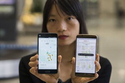 A la izquierda, la aplicación de Didi con multitud de coches hoy mismo en el aeropuerto de Shanghái. A la derecha, la de Uber con apenas conductores.