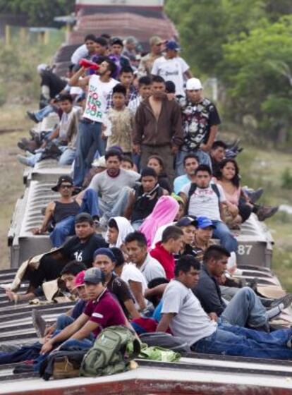 Inmigrantes a bordo de un tren en Juchitán, en México, se dirigen a la frontera con Estados Unidos.