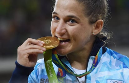 La judoca argentina Paula Pareto muerde el oro que gan&oacute; en R&iacute;o.